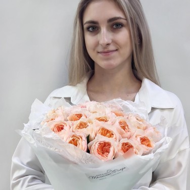 Букет из 25 персиковых пионовидных роз