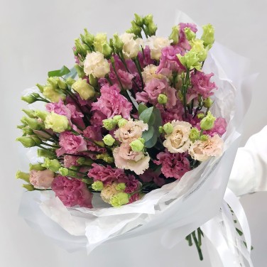 Розовое чудо букет лизиантусов в упаковке