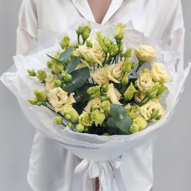 Букет белой эустомы в стильной упаковке