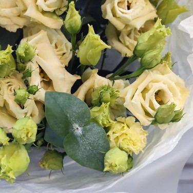 Букет белой эустомы в стильной упаковке