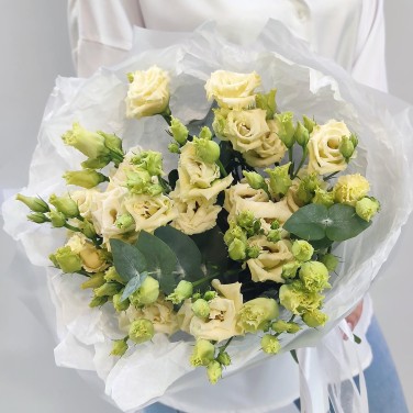 Букет белой эустомы в стильной упаковке