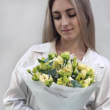 Букет белой эустомы в стильной упаковке