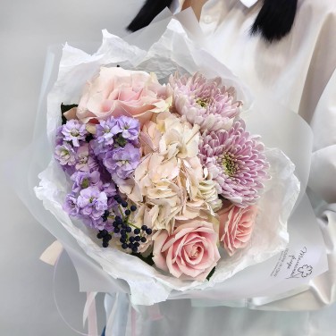 Букет для юной леди из гортензии и хризантем