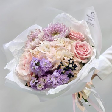 Букет для юной леди из гортензии и хризантем