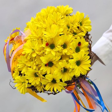 Солнечный лучик букет из хризантем