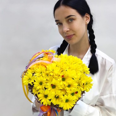 Солнечный лучик букет из хризантем