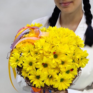 Солнечный лучик букет из хризантем
