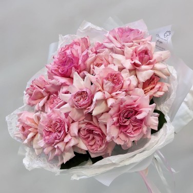 Розовая прелесть букет ароматных пионовидных роз