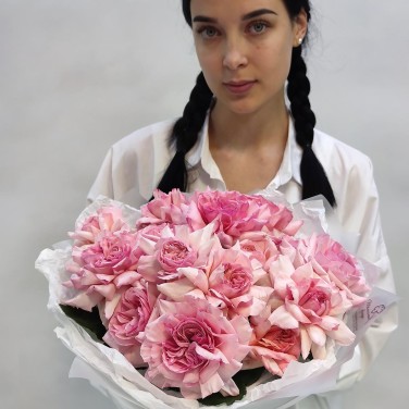 Розовая прелесть букет ароматных пионовидных роз
