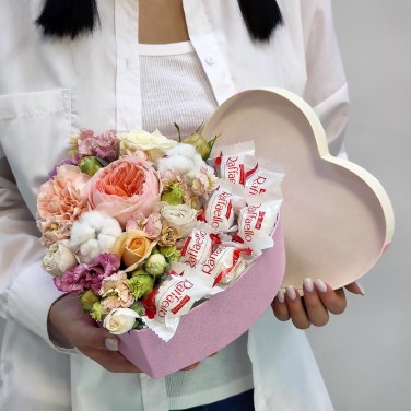 Сладость нежная цветы в коробке сердце