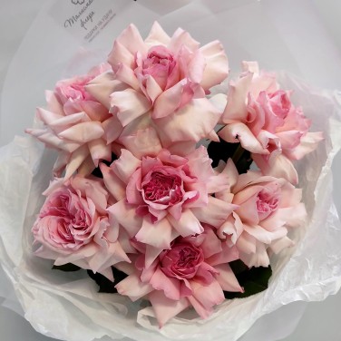 Ароматные пионовидные розы в упаковке