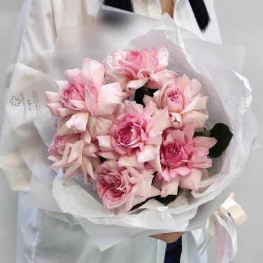 Ароматные пионовидные розы в упаковке
