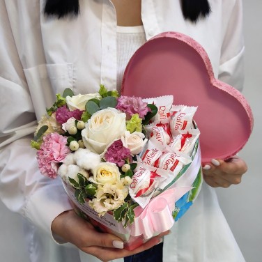 Сердечное поздравление цветами и рафаэлло