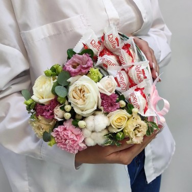 Сердечное поздравление цветами и рафаэлло