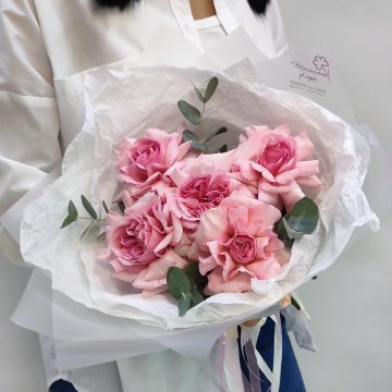 Перламутр ароматных розовых роз в букете