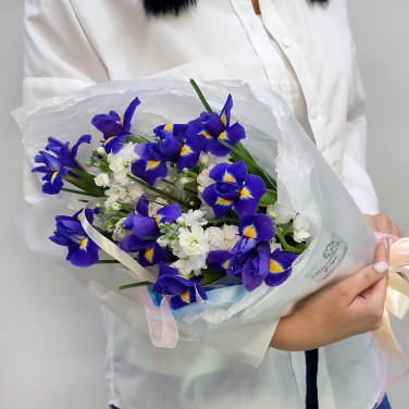 Букет ирисов и маттиол в упаковке