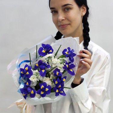 Букет ирисов и маттиол в упаковке