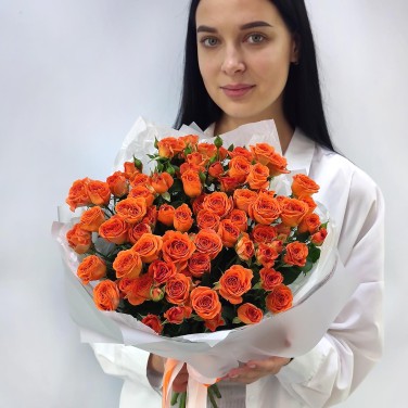 Букет 15 кустовых оранжевых роз