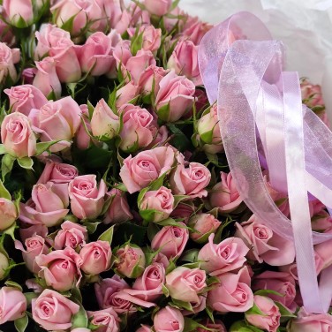 Букет 51 кустовых розовых роз
