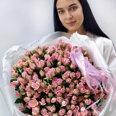 Букет 51 кустовых розовых роз