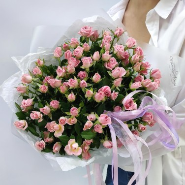 Букет 15 кустовых розовых роз