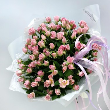 Букет 15 кустовых розовых роз