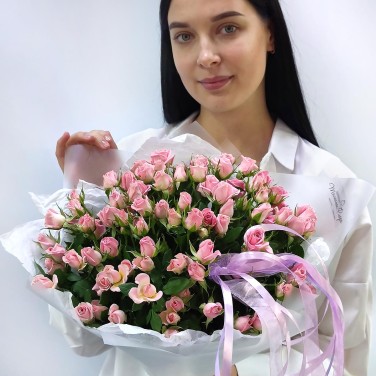 Букет 15 кустовых розовых роз