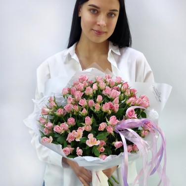 Букет 15 кустовых розовых роз