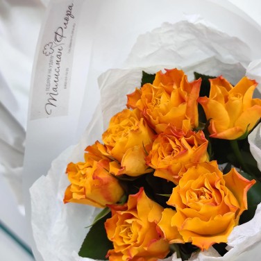 Рыжее солнце -7 роз в монобукете