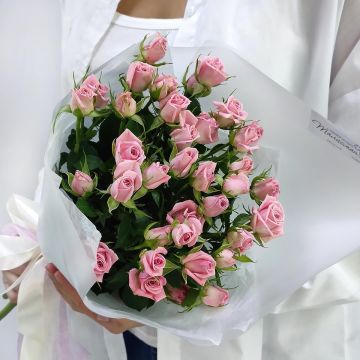 Букет 7 кустовых розовых роз