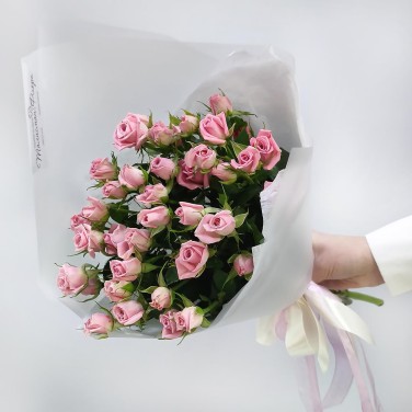 Букет 7 кустовых розовых роз