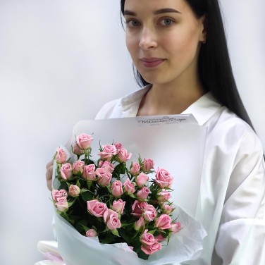 Букет 7 кустовых розовых роз