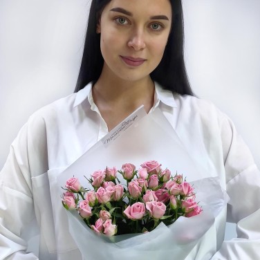 Букет 7 кустовых розовых роз