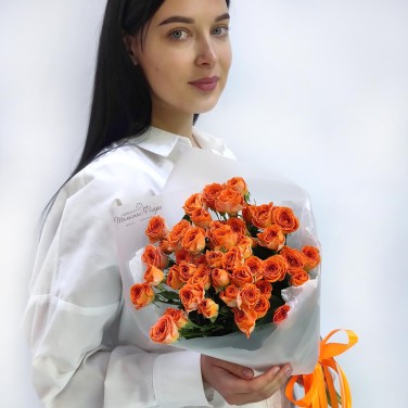 Букет 9 кустовых оранжевых роз