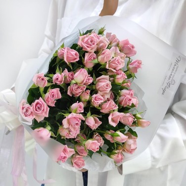 Букет 9 кустовых розовых роз