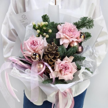 Розовая ароматная роза с хвоей нобилис