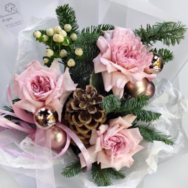 Розовая ароматная роза с хвоей нобилис