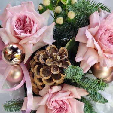 Розовая ароматная роза с хвоей нобилис