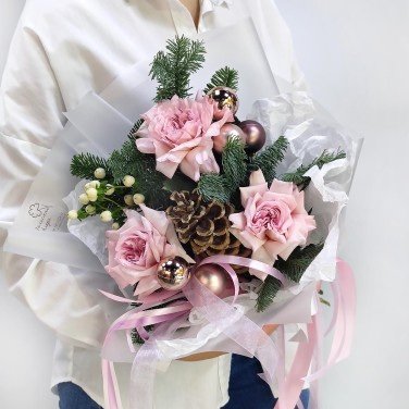 Розовая ароматная роза с хвоей нобилис