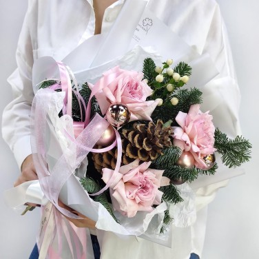 Розовая ароматная роза с хвоей нобилис