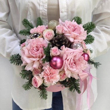 Зимняя розовая коробочка с хвоей