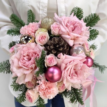 Зимняя розовая коробочка с хвоей