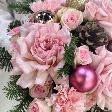 Зимняя розовая коробочка с хвоей