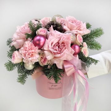 Зимняя розовая коробочка с хвоей
