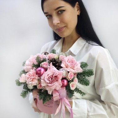 Зимняя розовая коробочка с хвоей