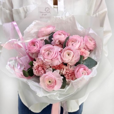 Букет розовых ранункулюсов и гвоздик