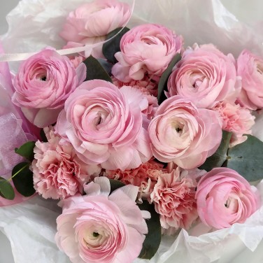 Букет розовых ранункулюсов и гвоздик