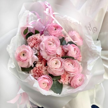 Букет розовых ранункулюсов и гвоздик