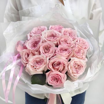 Ароматная розовая роза в букете