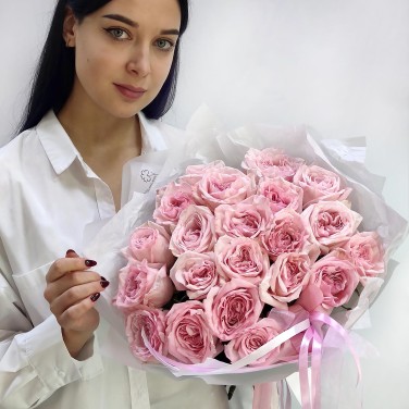 25 ароматных розовых роз в букете
